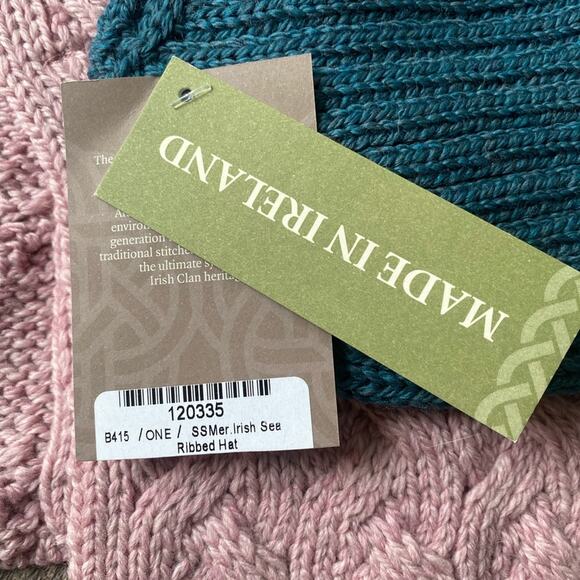 Aran Sweater Market Pull Through Cabled Shawl and a ribbed hat - Picture 9 of 9